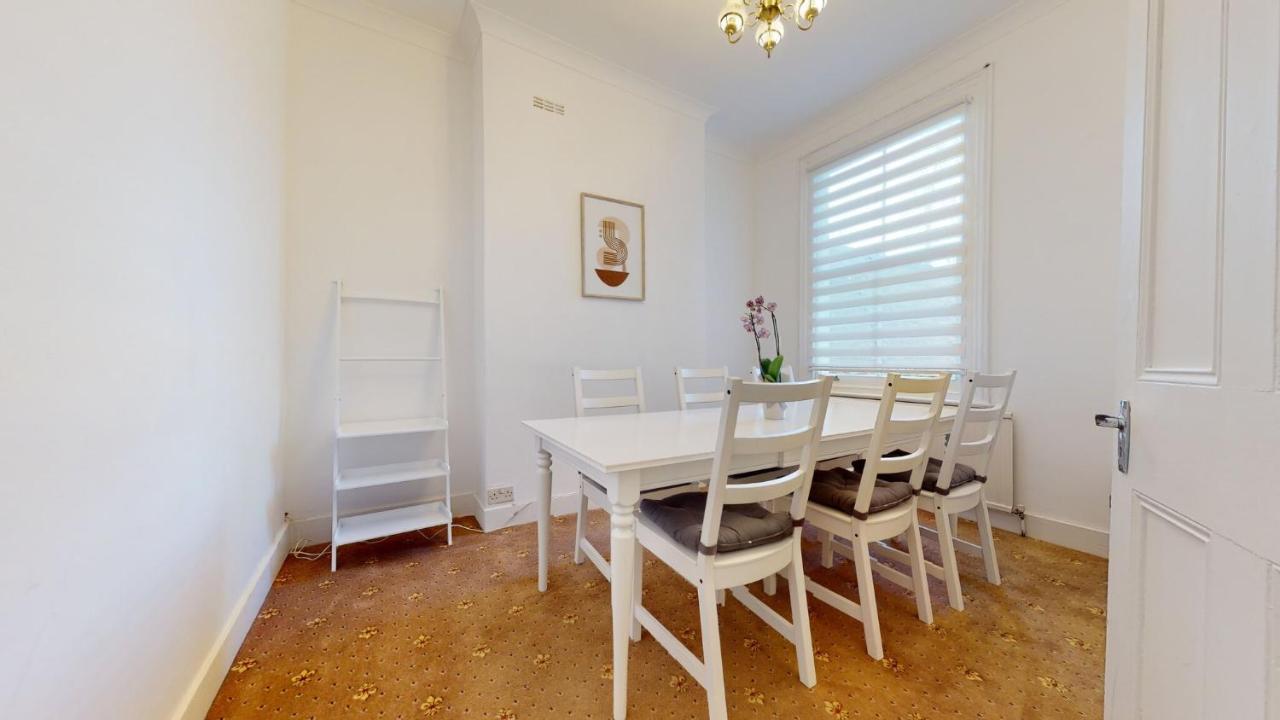 Cheerful 4 Bedroom Victorian House With Back Courtyard Casa de Férias