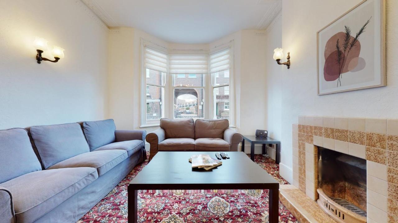 Casa de Férias Cheerful 4 Bedroom Victorian House With Back Courtyard Londres