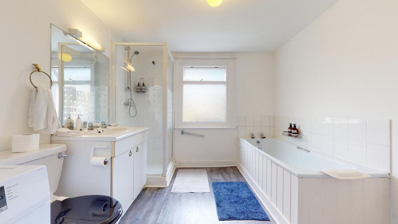 Сasa de vacaciones Cheerful 4 Bedroom Victorian House With Back Courtyard