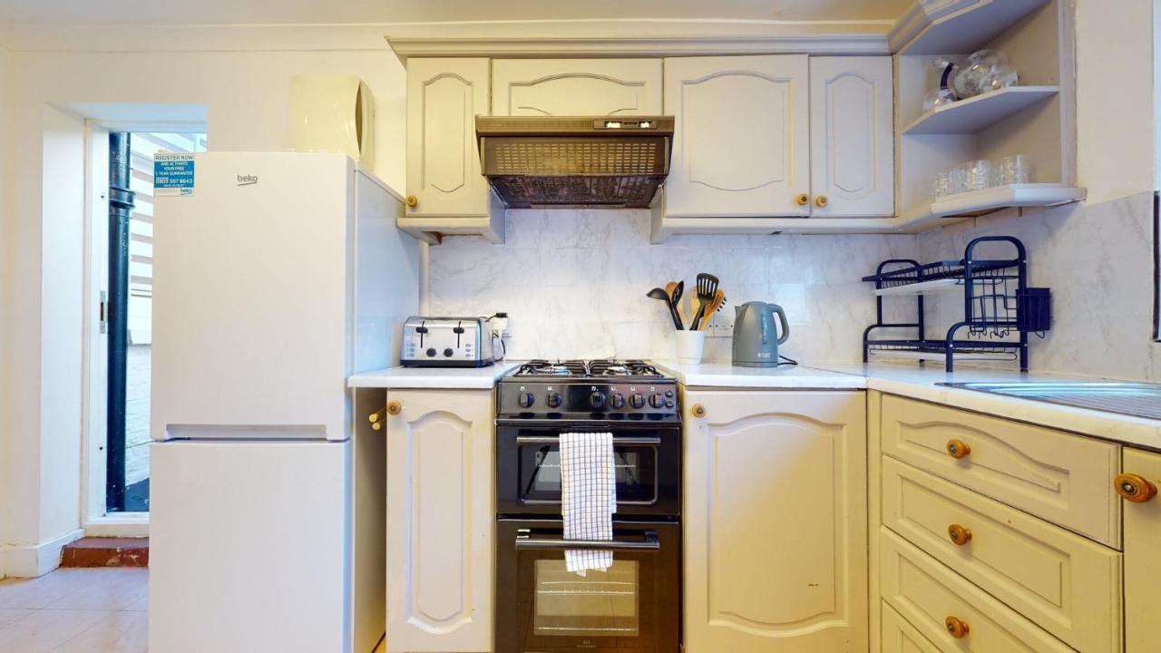Сasa de vacaciones Cheerful 4 Bedroom Victorian House With Back Courtyard